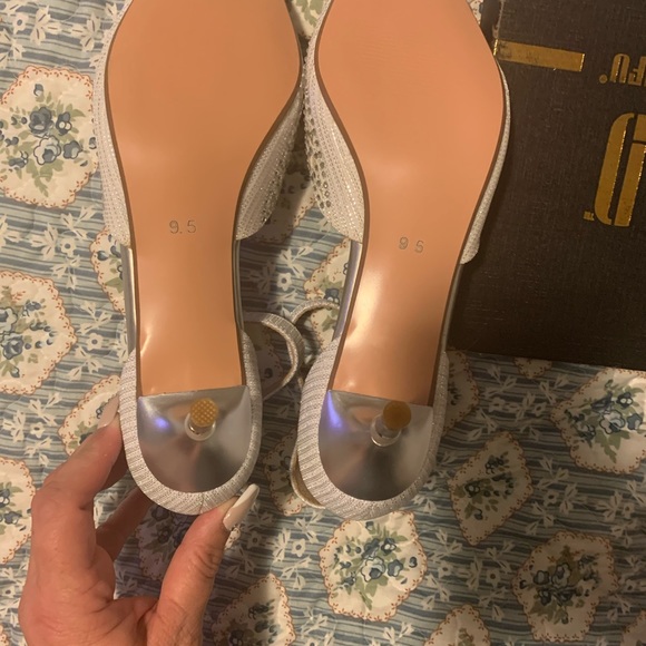 Size 9.5 ivory wedding shoes Never worn - Picture 4 of 5